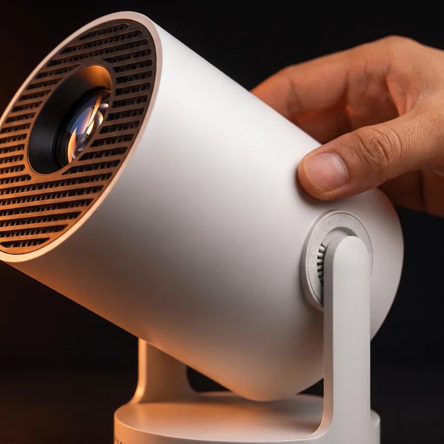 Le projecteur incliné dans son support