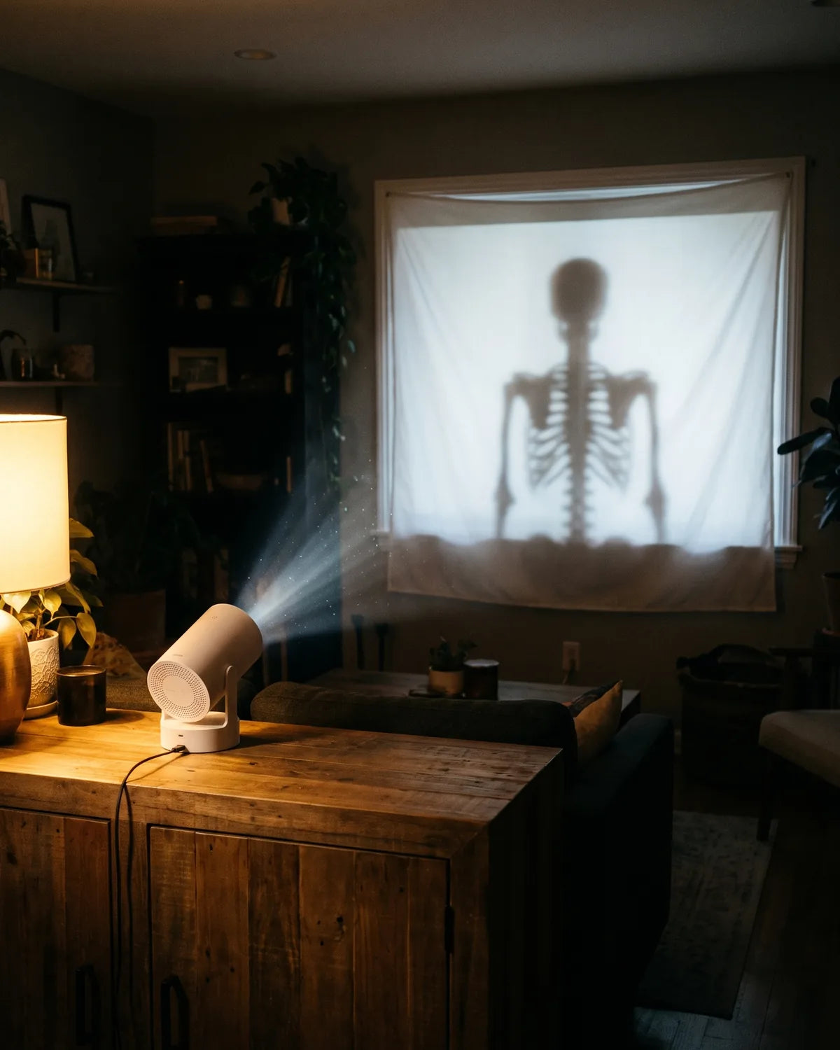 Le projecteur posé à l’intérieur